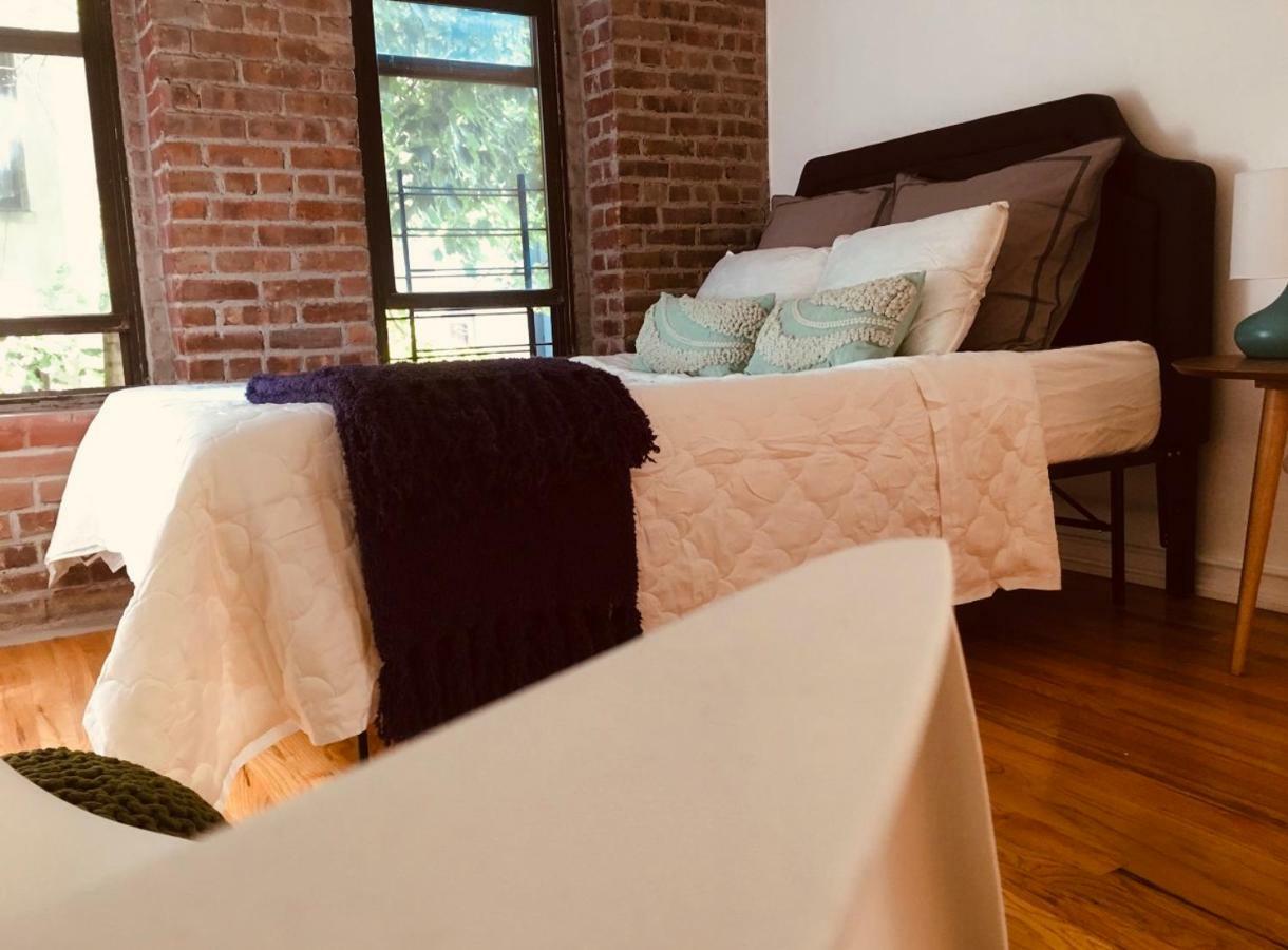 Two Bedroom Harlem Apartment New York Buitenkant foto